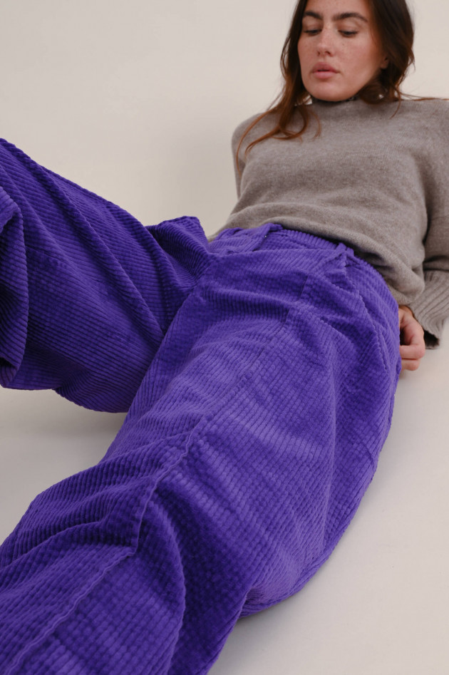 Ganni Baggy Hose aus Baumwollcord in Violett