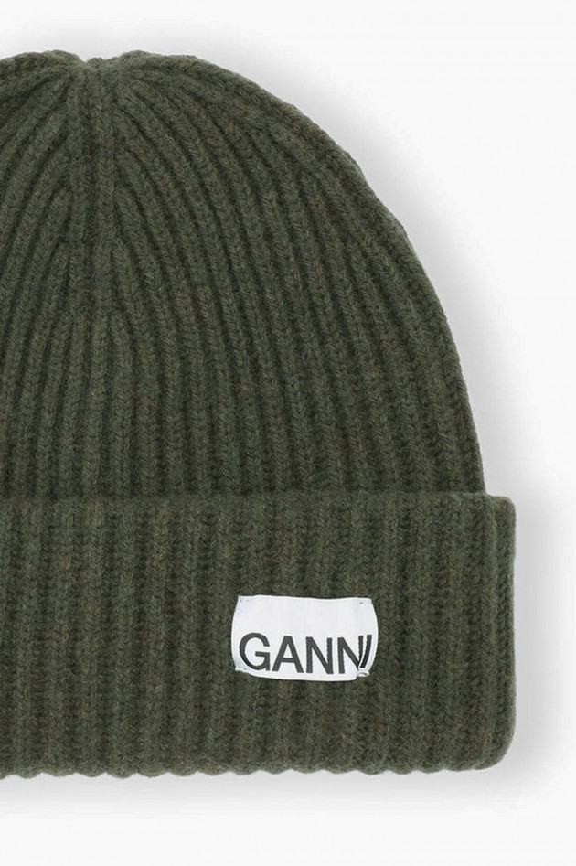 Ganni Rippstrick Beanie in Olivgrün