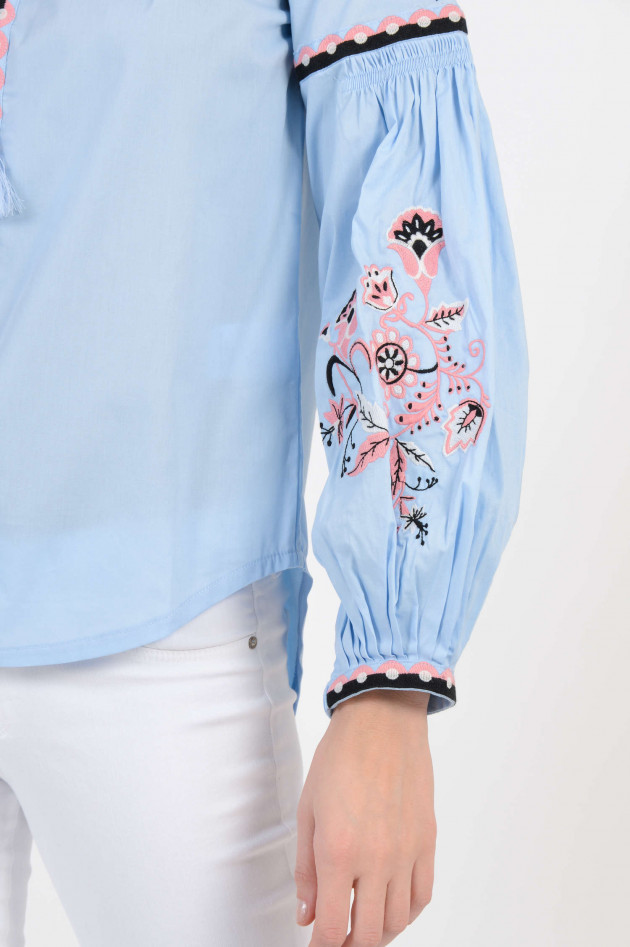 La Petite Broderie Oversized-Bluse mit Bunten Stickereien in Hellblau