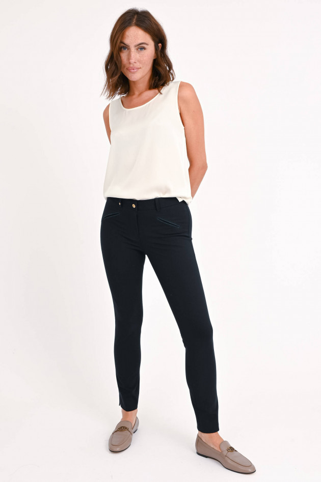 Pamela Henson Chino ROYAL mit Lederdetails in Navy