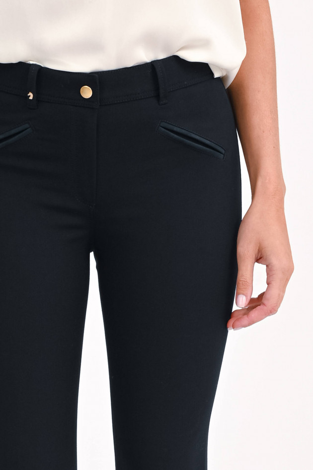 Pamela Henson Chino ROYAL mit Lederdetails in Navy