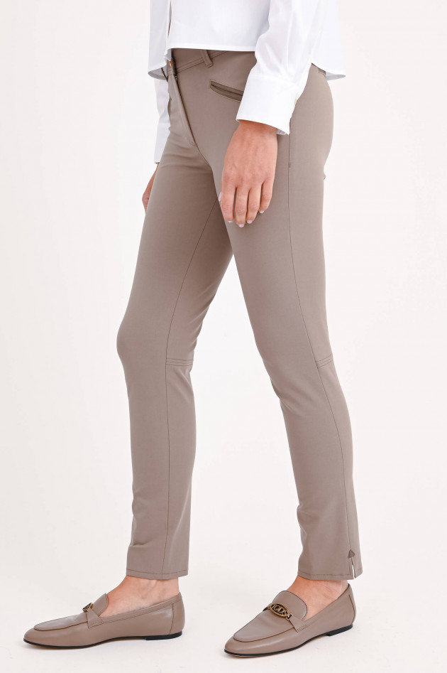 Pamela Henson Chino ROYAL mit Lederdetails in Taupe