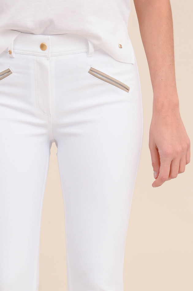 Pamela Henson Chino mit Lederdetails in Weiß