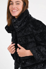 Steppjacke in Samtoptik in Schwarz